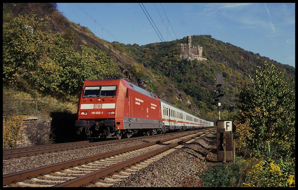 DB 101032-1 mit Preis Werbung fährt hier am 14.10.2003 an Burg Maus vorbei im Umleiterverkehr rechtsrheinisch um 15.44 Uhr in Richtung Koblenz.