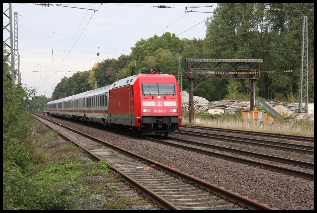 DB 101036 fährt hier am 30.9.2018 mit einem Entlastungs IC nach Köln um 16.18 Uhr durch den Bahnhof Natrup Hagen.