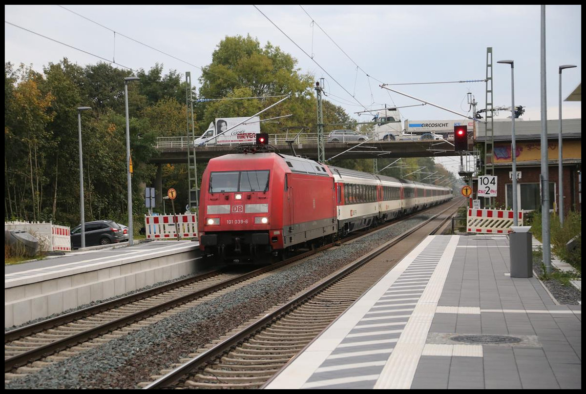 DB 101039-6 durcheilt hier auf der Rollbahn am 20.10.2020 um 8.46 Uhr mit dem EC 9 nach Zürich den Bahnhof Natrup Hagen. 
