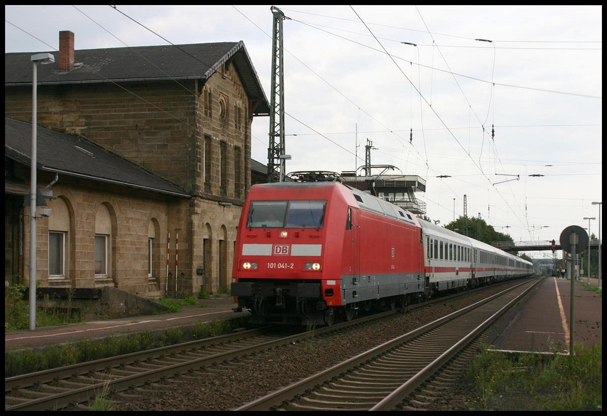 DB 101041-2 fährt hier am 2.9.2007 um 18.13 Uhr mit einem Intercity in Richtung Münster durch den Bahnhof Hasbergen.