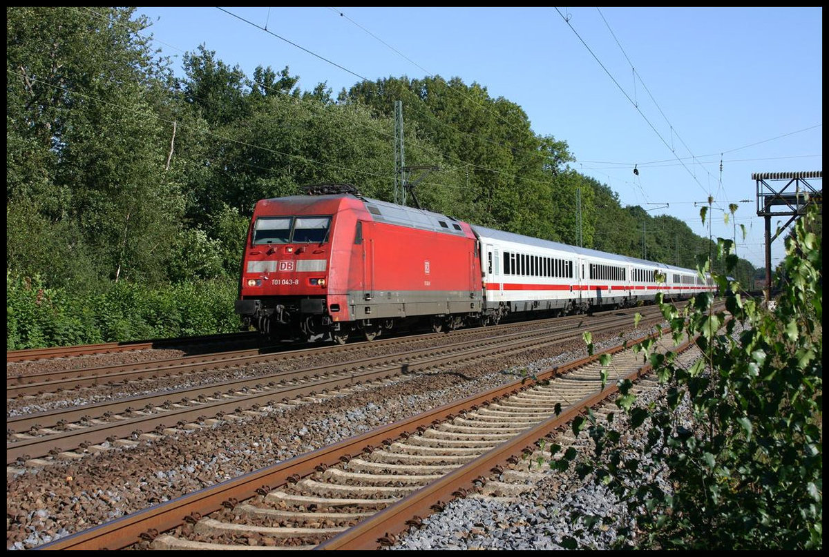 DB 101043-8 kommt hier am 10.09.2006 mit einem Intercity aus Richtung Osnabrück durch den Bahnhof Natrup Hagen.