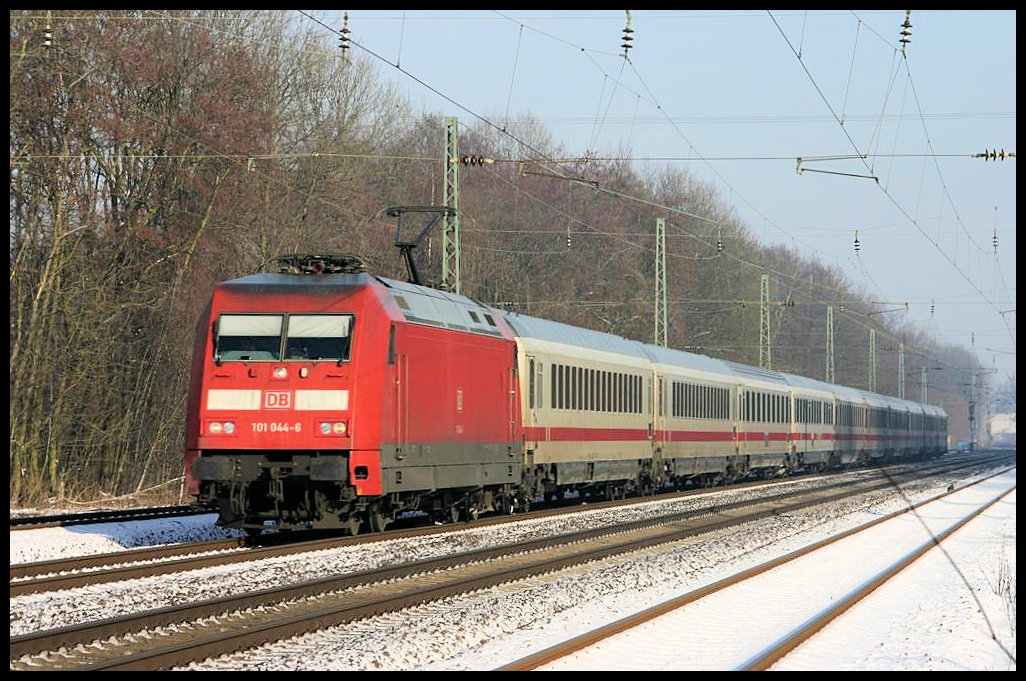 DB 101044-6 fährt hier am 28.1.2006 mit einem Intercity in Richtung Münster um 9.44 Uhr durch den Bahnhof Natrup Hagen. 