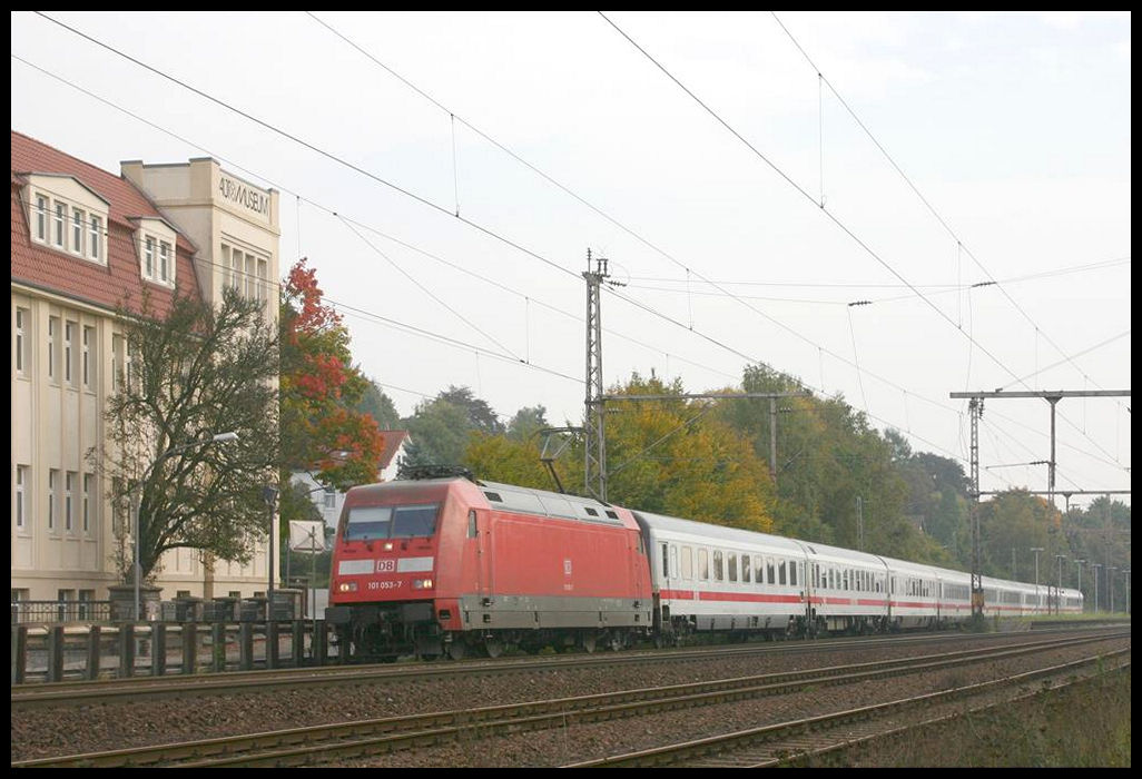 DB 101053 fährt mit einem Intercity aus Berlin am 9.10.2005 durch den Bahnhof Melle in Richtung Osnabrück.