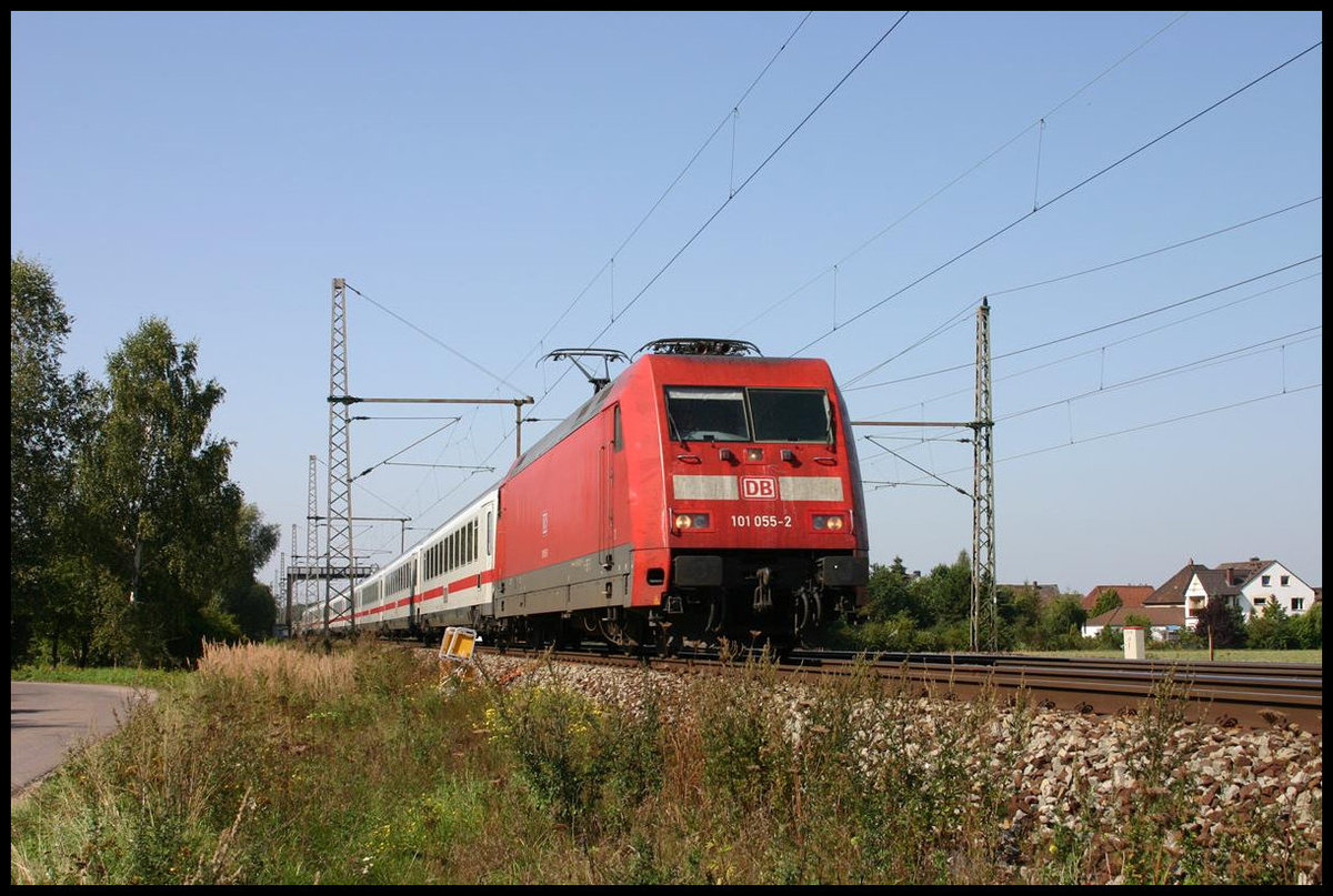 DB 101055-2 ist hier bei Dedensen am 12.09.2006 mit einem Intercity in Richtung Hannover Hauptbahnhof unterwegs.
