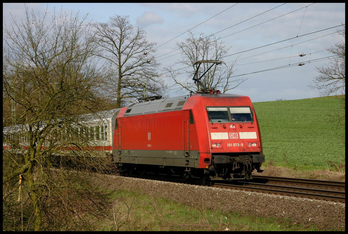 DB 101073-5 hat hier gerade mit einem IC in Richtung Münster um 16.45 Uhr Hasbergen durchfahren und erreicht hier nach wenigen Metern die Landesgrenze zu Nordrhein Westfalen.