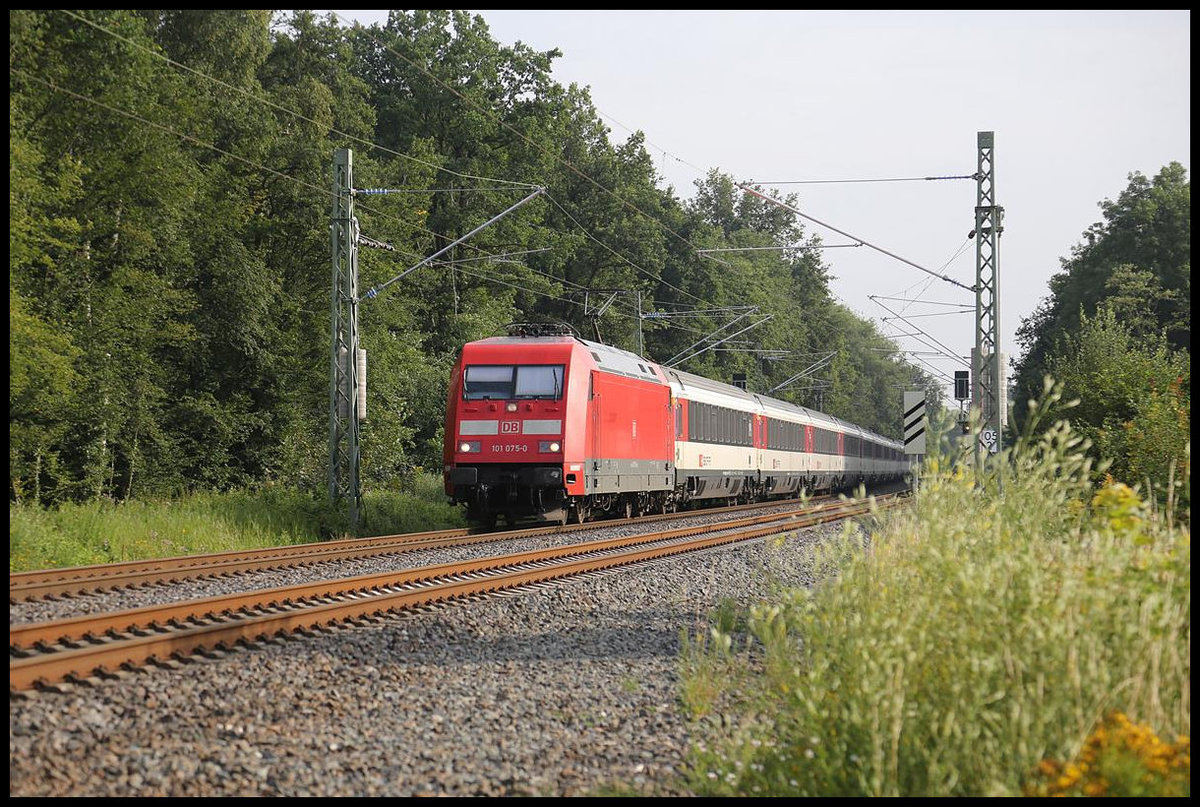 DB 101075-0 ist hier am 25.07.2020 bei Natrup Hagen mit dem Eurocity 9 nach Zürich pünktlich um 8.45 Uhr unterwegs.