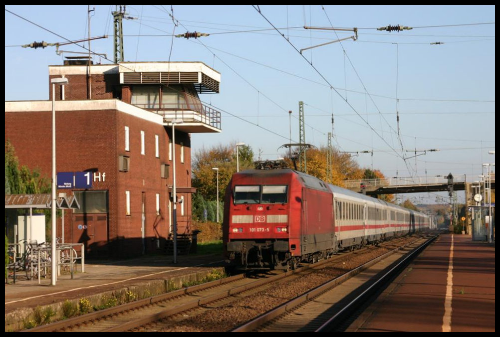 DB 101075-5 kommt hier am 30.10.2005 um 14.43 Uhr einem Intercity in Richtung Münster durch den Bahnhof Hasbergen.