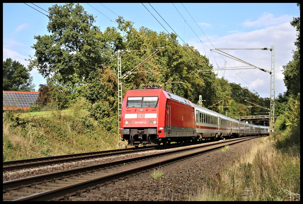 DB 101083-4 ist hier am Ortsrand von Hasbergen am 2.10.2022 um 14.59 Uhr mit einem IC in Richtung Münster unterwegs.
