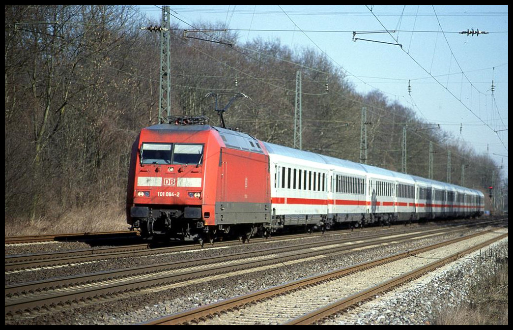 DB 101084-2 fährt hier am 22.03.2003 mit einem Intercity Richtung Münster um 10.48 Uhr durch den Bahnhof Natrup-Hagen.
