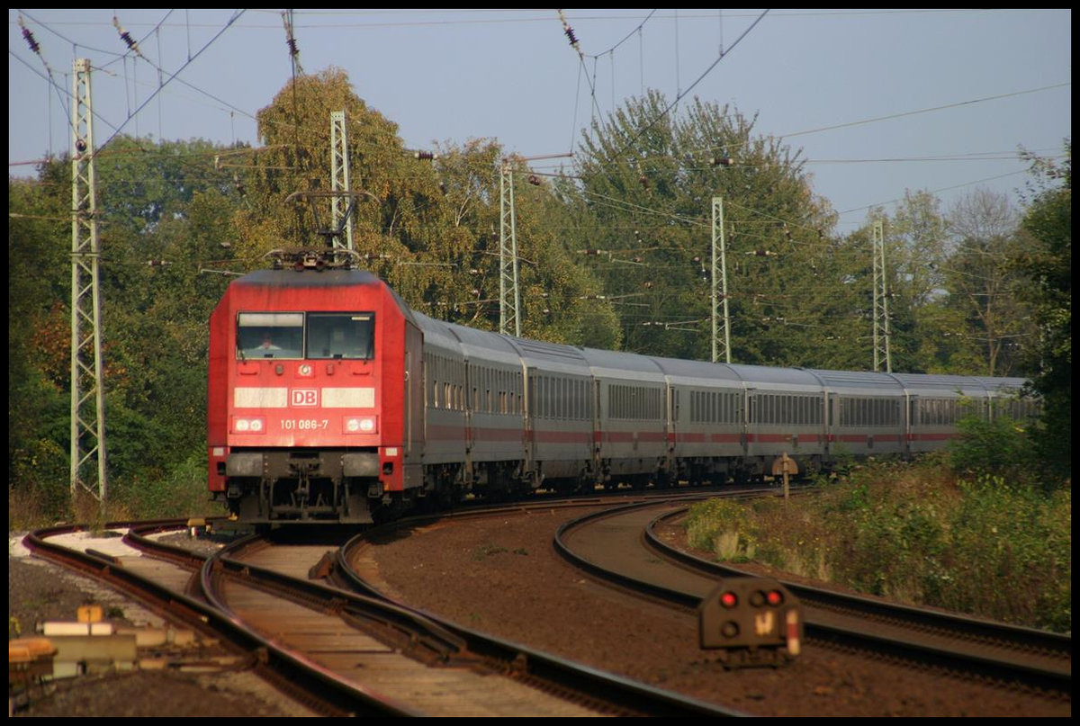 DB 101086-7 verlässt hier am 6.10.2007 mit einem Intercity in Richtung Münster den Bahnhofsbereich von Hasbergen.
