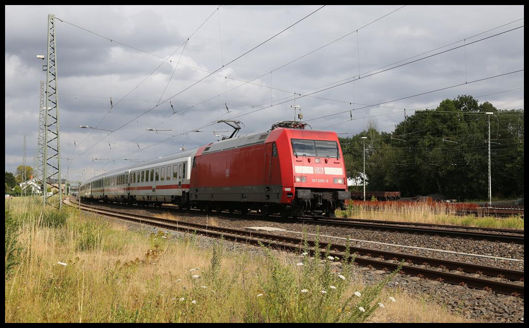 DB 101090-9 fährt hier am 13.7.2019 um 16.52 Uhr mit einem Intercity in Richtung Münster durch den Bahnhof Hasbergen.