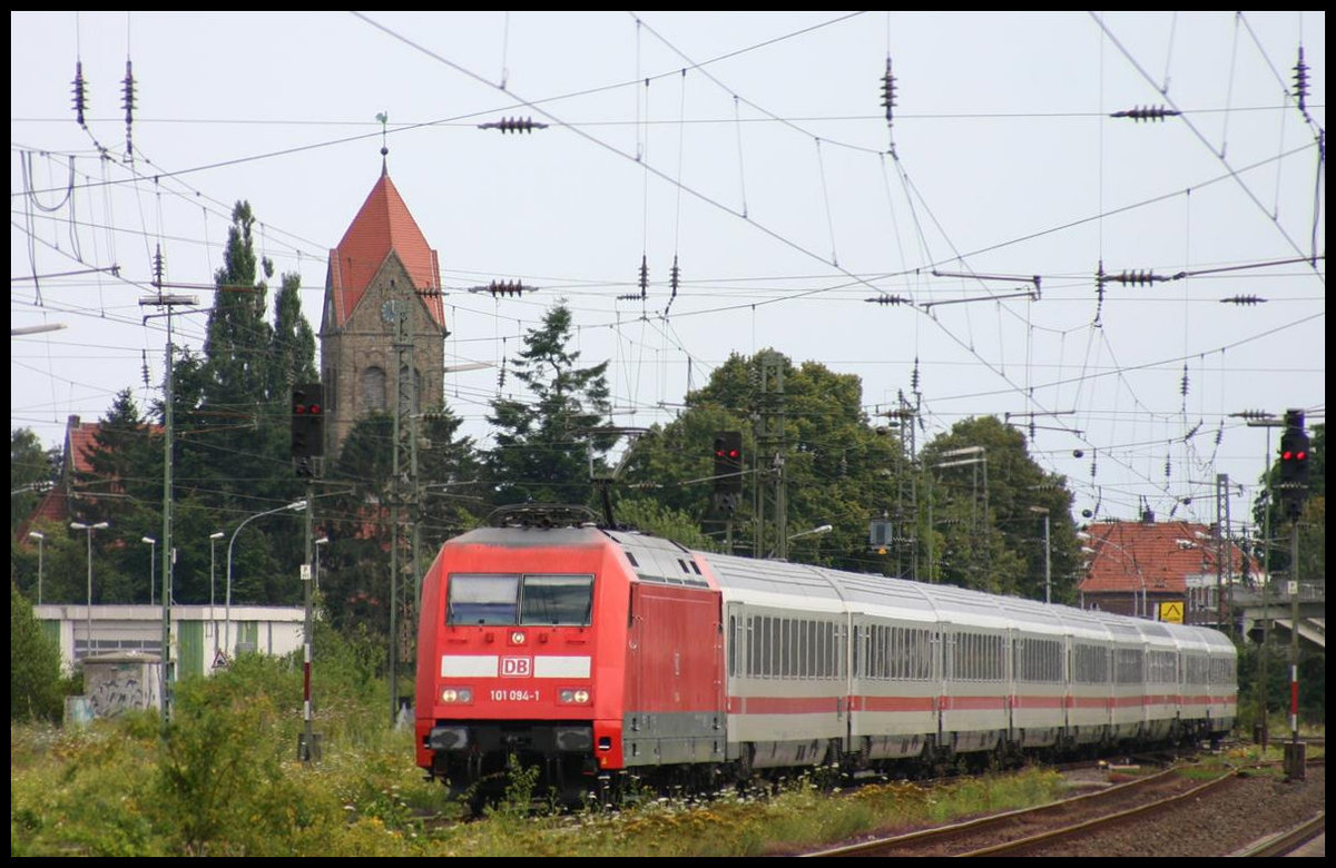 DB 101094-1 erreicht hier auf der Fahrt in Richtung Osnabrück am 19.07.2007 um 16.00 Uhr mit einem Intercity den Bahnhof Lengerich in Westfalen. Im Hintergrund ist die ev. Kirche des Stadtteil Hohne zu sehen.
