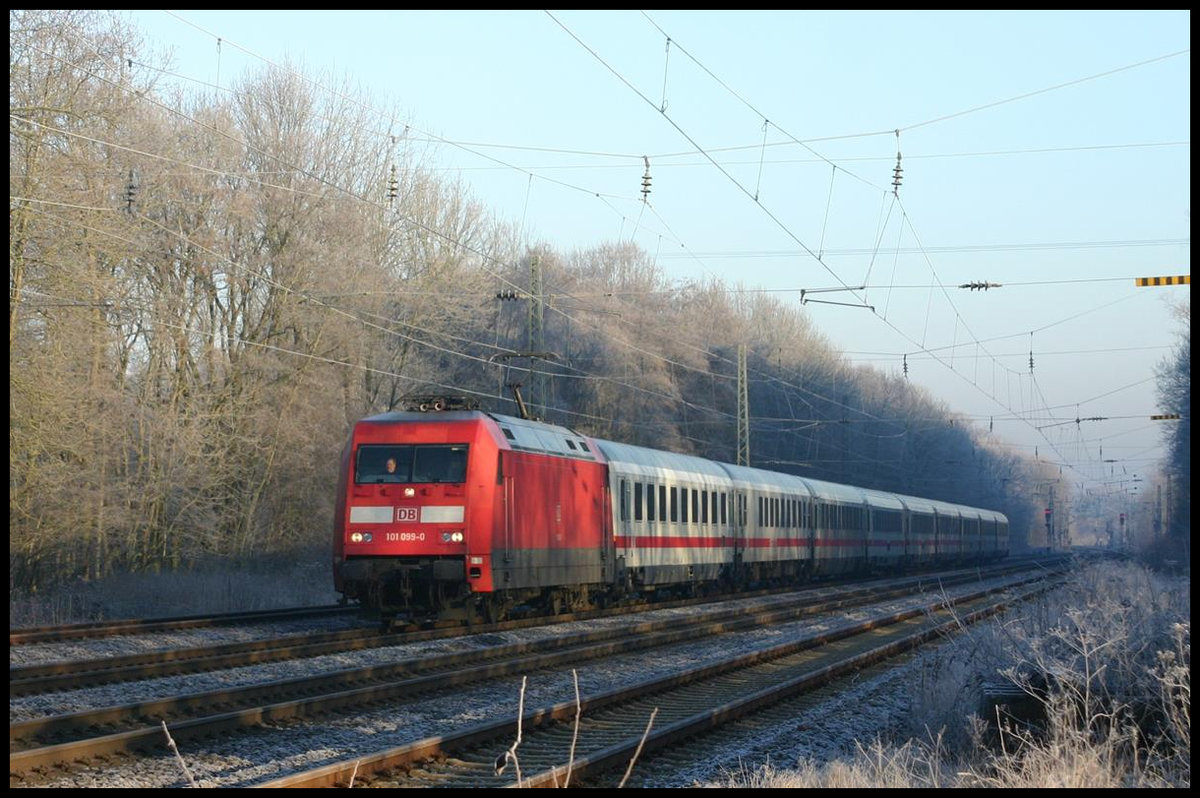 DB 101099-0 ist hier am 22.11.2007 mit einem Intercity in Natrup Hagen in Richtung Münster unterwegs.