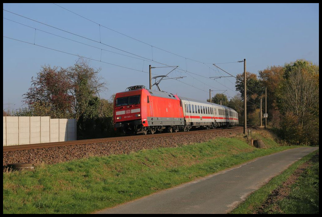 DB 1011045-1 legt sich hier am 4.11.2020 um 10.42 Uhr stark verspätet mit dem IC aus Berlin in die Niederlande in die Kurve bei Lotte.