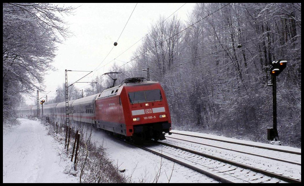 DB 101105-5 mit Preis Werbung erreicht hier den südlichen Einschnitt zum Lengericher Tunnel und ist am 28.2.2004 um 10.15 Uhr auf dem Weg zum nächsten Halt in Osnabrück.