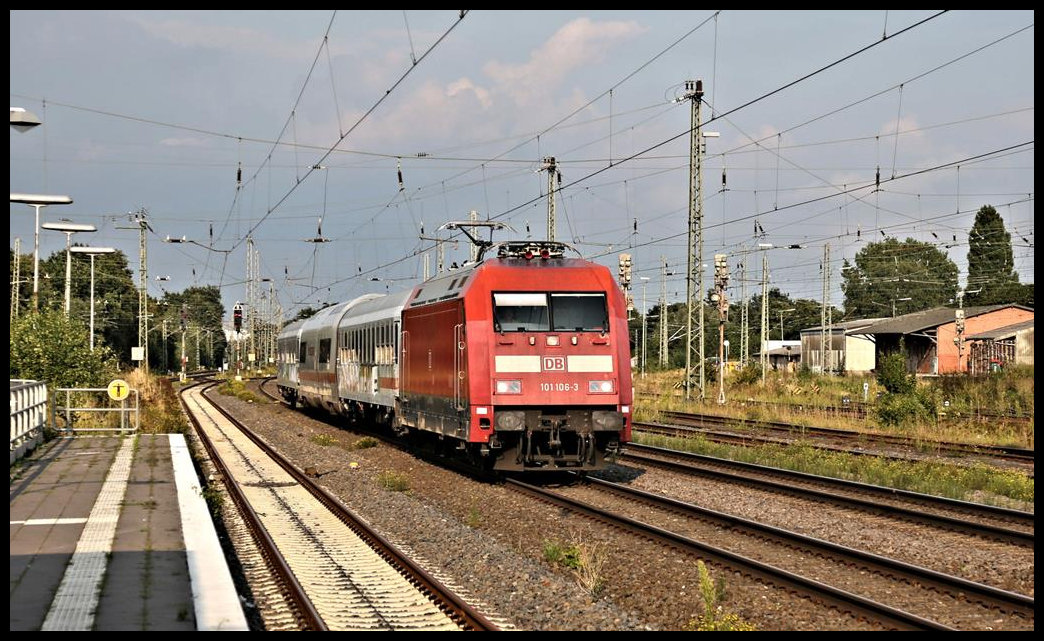 DB 101106-3 erreicht hier am 20.08.2021 um 18.24 Uhr mit ihrem kurzen Pbz auf der Fahrt nach Hamm den Bahnhof Rheda Wiedenbrück.