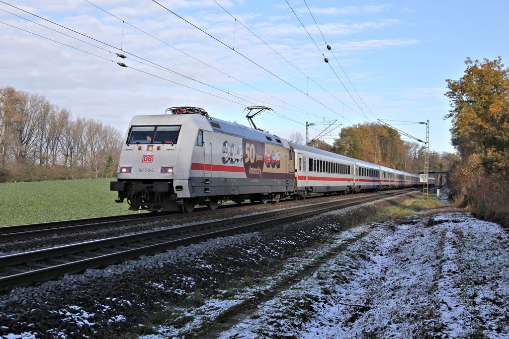 DB 101110-5 mit Werbung 50 Jahre ist hier am Ortsrand von Hasbergen mit dem IC 2217 am 22.11.2022 um 13.50 Uh nach Stuttgard unterwegs.