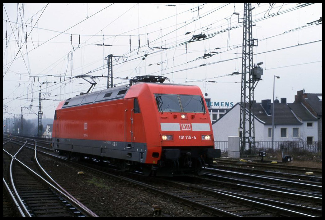 DB 101115 rangiert hier am 18.2.2001 im Gleisvorfeld des HBF Aachen.