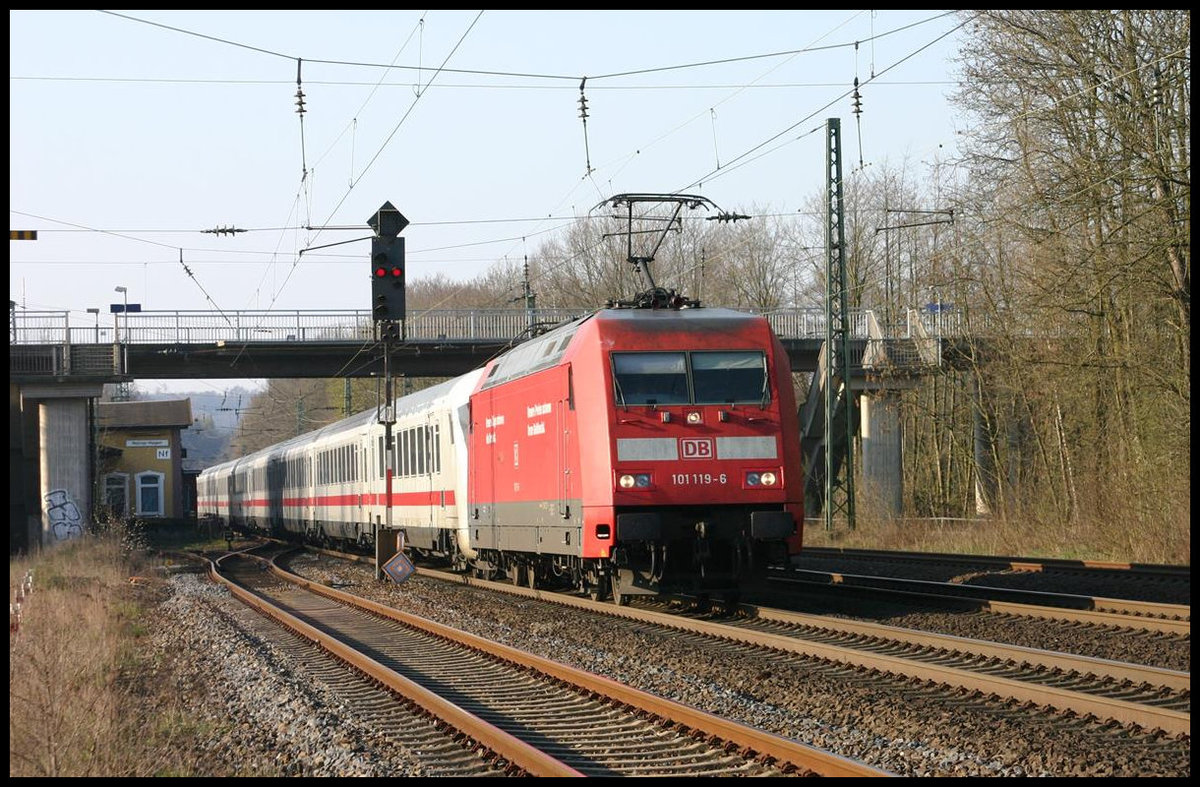 DB 101119-6 mit Preis Werbung fährt hier mit einem IC in Richtung Osnabrück am Haken am 1.4.2007 um 8.21 Uhr durch den Bahnhof Natrup Hagen.