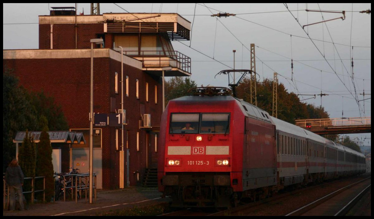 DB 101125-3 mit Preis Werbung passiert hier am 7.10.2007 um 18.25 Uhr mit einem Intercity in Richtung Münster das Stellwerk in Hasbergen.