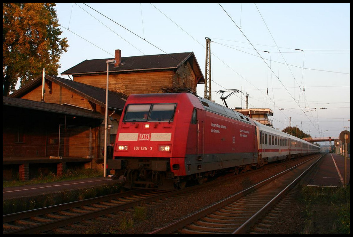 DB 101125-3 mit Preis Werbung fährt hier am 7.10.2007 um 18.25 Uhr mit einem Intercity in Richtung Münster durch den Bahnhof Hasbergen.
