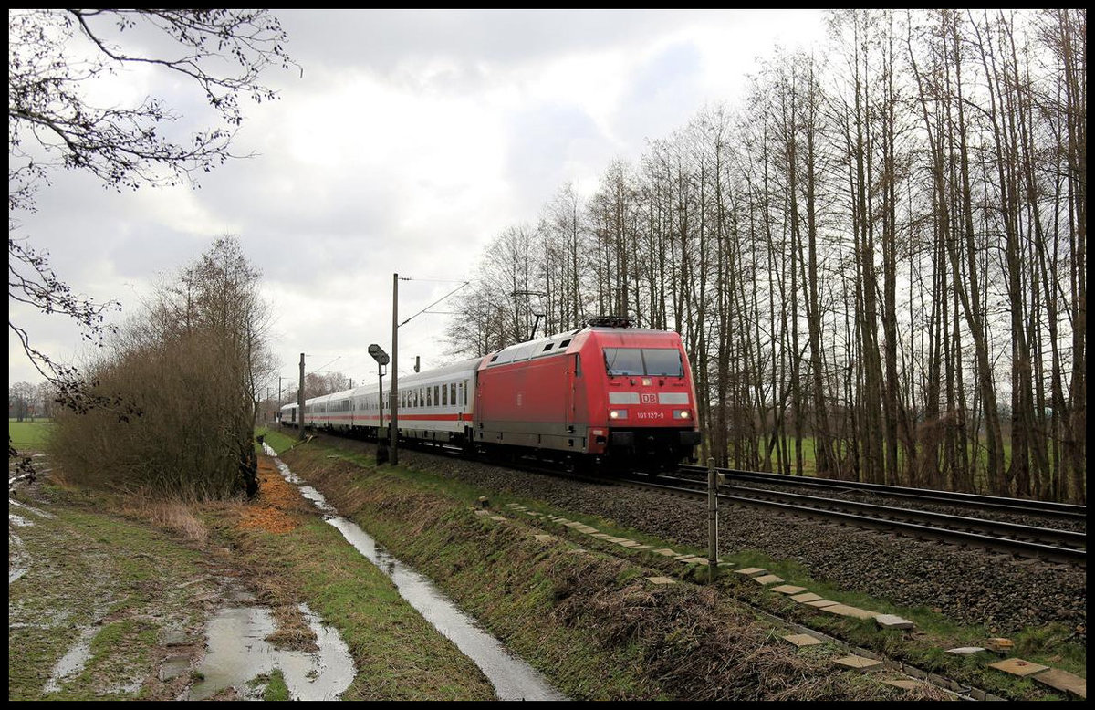 DB 101127-9 ist hier nahe Westerhausen am 18.02.2020 um 11.02 Uhr mit dem IC aus Berlin in Richtung Amsterdam unterwegs.
