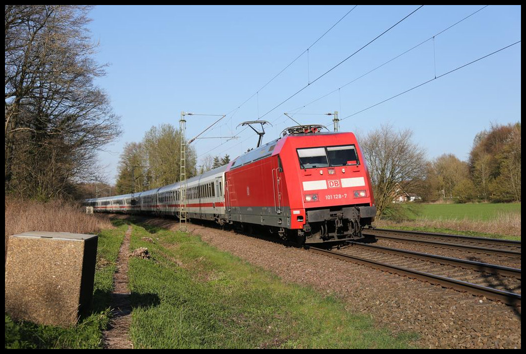 DB 101128-7 legt sich mit ihrem IC Richtung Münster am 10.4.2019 um 17.50 Uhr in die Kurve an der Landesgrenze von Niedersachsen zu Nordrhein Westfalen zwischen Natrup-Hagen und Lengerich.