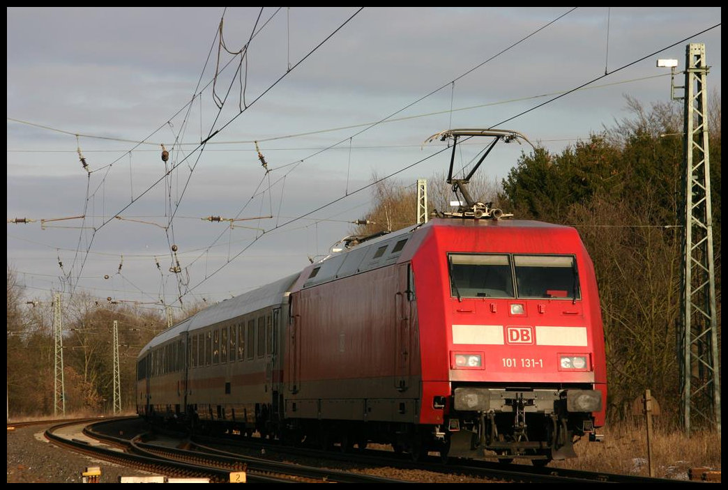 DB 101131-1 schiebt hier am 28.2.2005 einen Intercity am Beginn des Bahnhof Hasbergen in Richtung Osnabrück.
