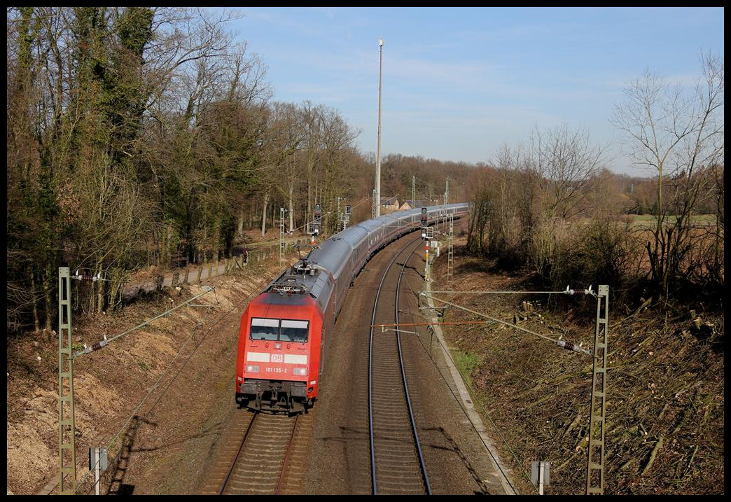 DB 101135-2 hat gerade den Bahnhof Hasbergen durchfahren und nähert sich hier am 25.2.2019 um 14.41 Uhr mit dem IC nach Stuttgart der Landesgrenze Niedersachen zu Nordrhein Westfalen.