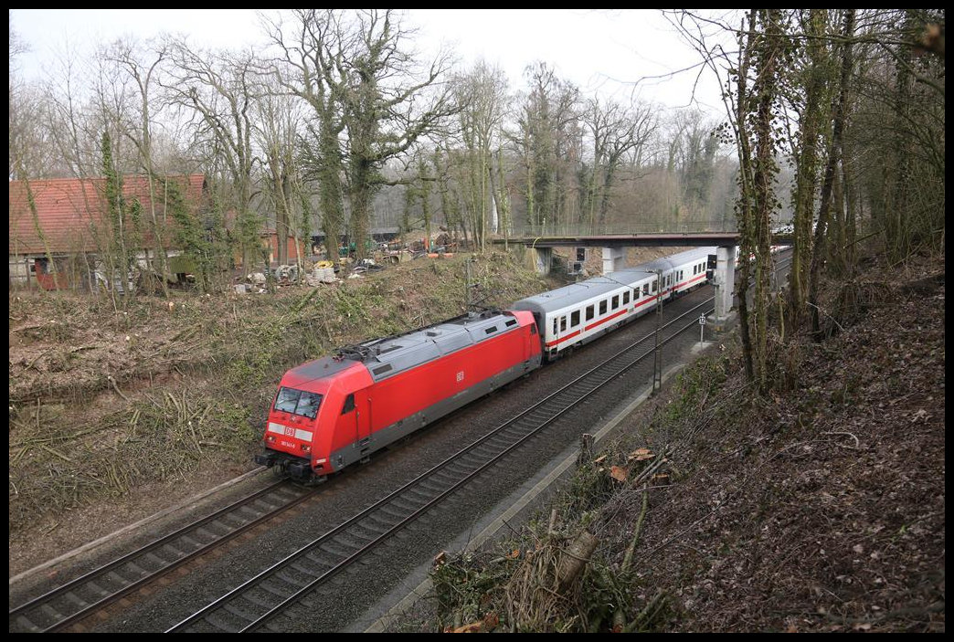 DB 101141-0 ist hier mit einem Intercity auf der Rollbahn am Ortsrand von Hasbergen um 11.16 Uhr in Richtung Ruhrgebiet unterwegs.