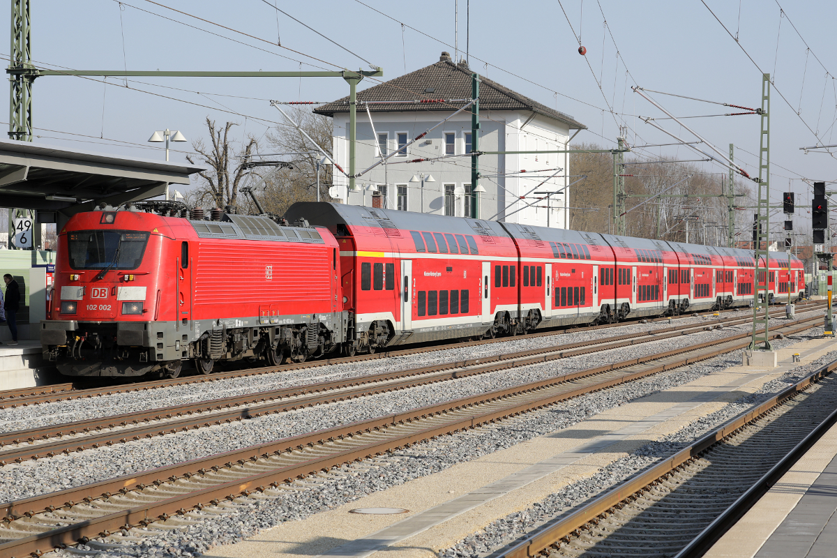 DB 102 002 fährt mit einem Zug der Linie RE 1 in Pfaffenhofen (Ilm) ein, 25.03.2022 