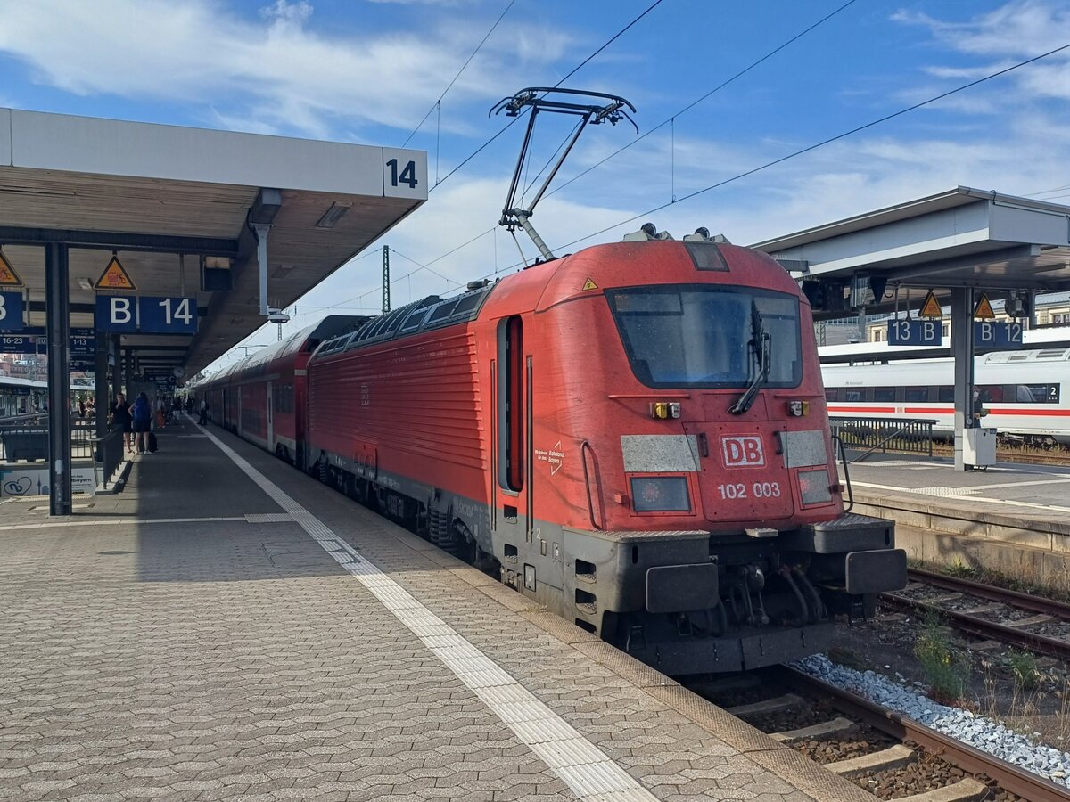 DB 102 003 mit dem RE 4014 aus Mnchen Hbf, am 03.10.2023 in Nrnberg Hbf.