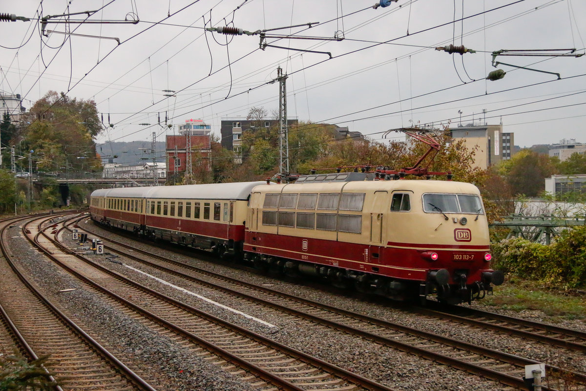 DB 103 113-7 am Schluss des Zuges in Wuppertal, Oktober 2018.
