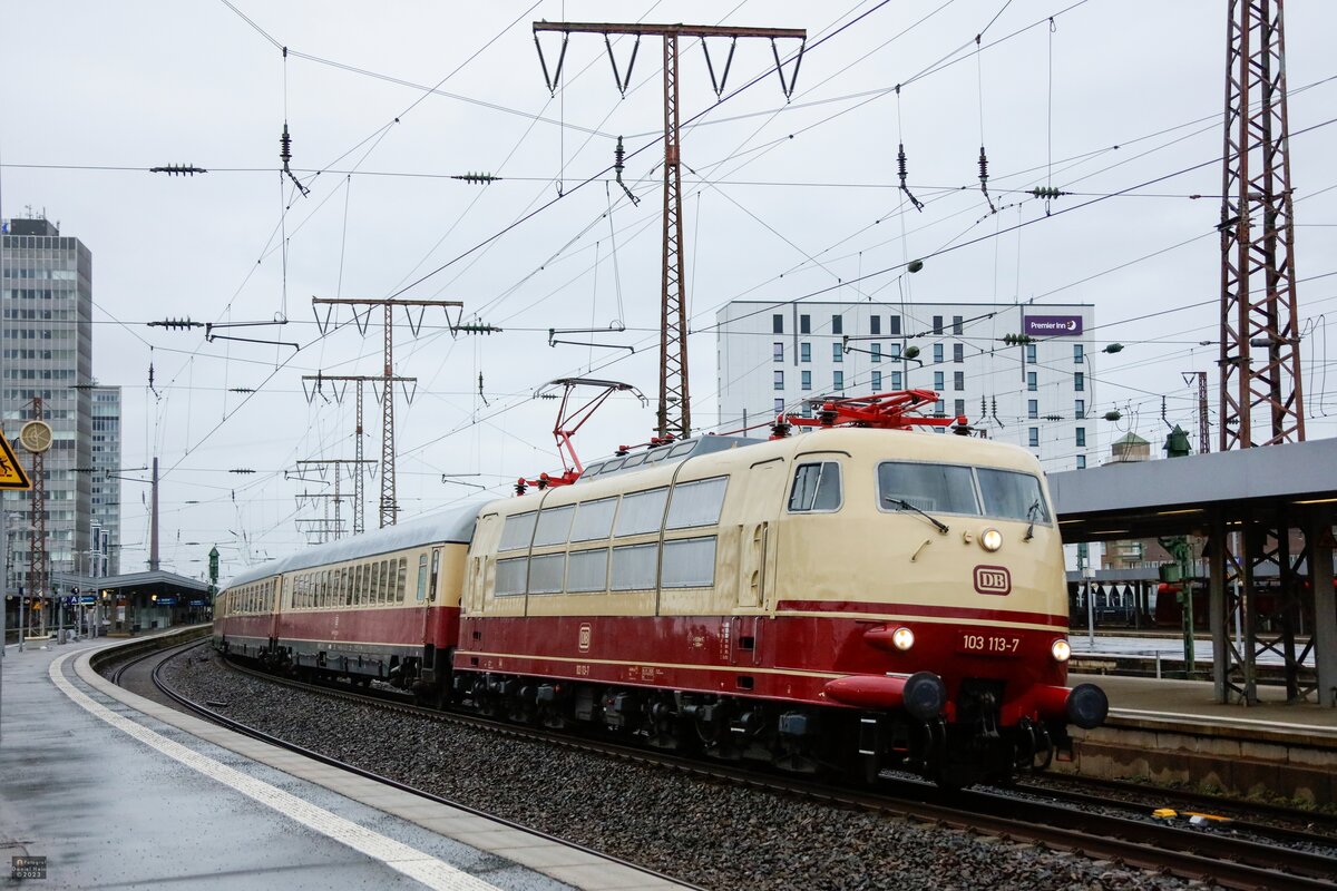 DB 103 113-7 mit AKE-Rheingold nach Hamburg bei der Ausfahrt in Essen Hbf, März 2023.