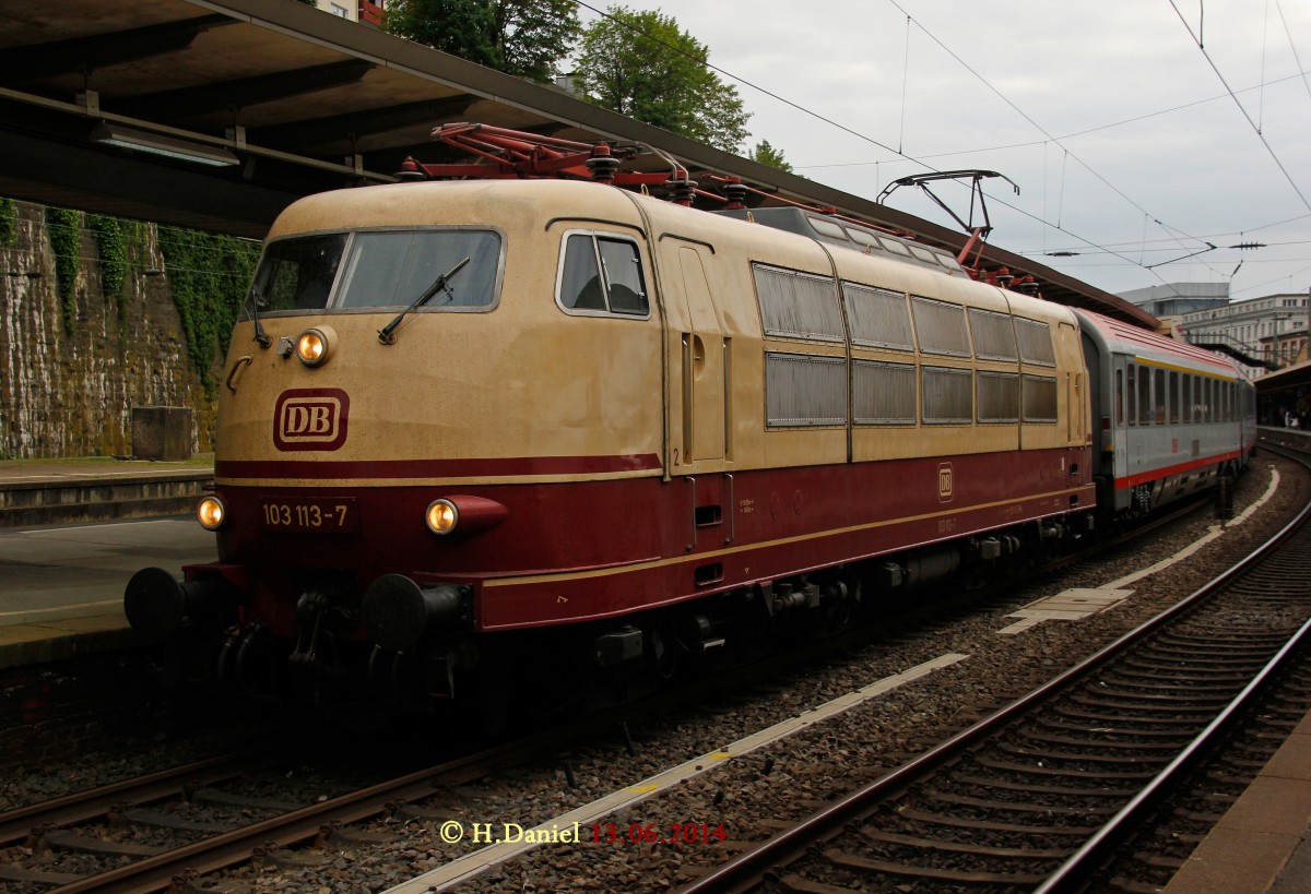 DB 103 113-7 mit IC 118 (Innsbruck Hbf - M�nster (Westf.) in Wuppertal Hbf, Juni 2014.