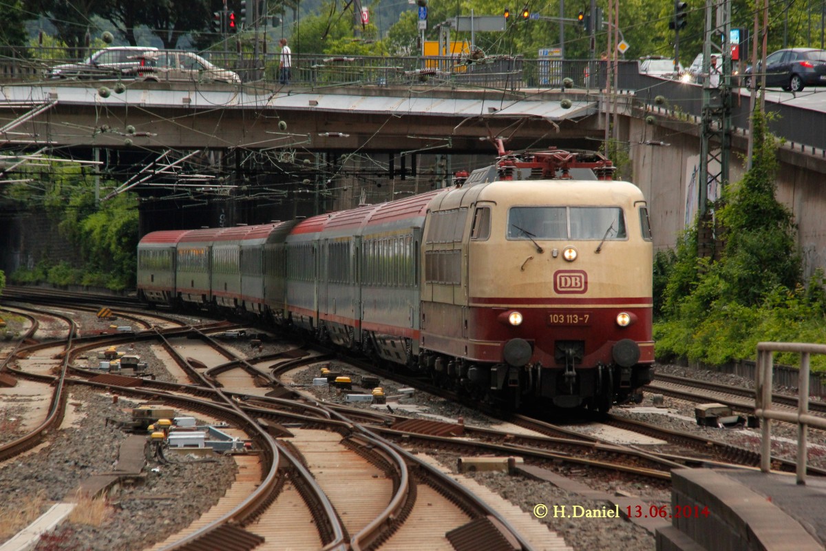 DB 103 113-7 mit IC 118 (Innsbruck Hbf - M�nster (Westf.) bei der Einfahrt in Wuppertal Hbf, Juni 2014.