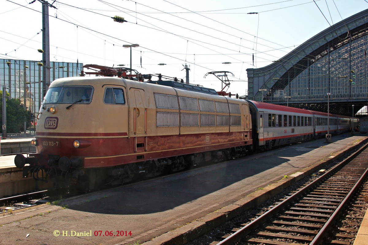 DB 103 113-7 mit IC119 (M�nster-Innsbruck) in K�ln Hbf, Juni 2014.