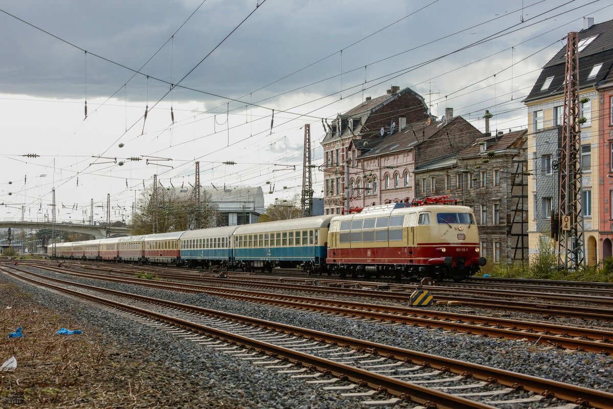 DB 103 113-7 mit Rheingold nach Bielefeld in Wuppertal Oberbarmen, April 2023.