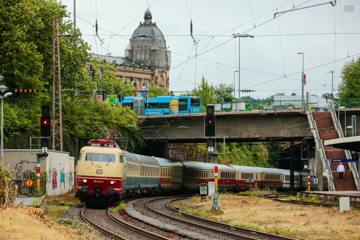 DB 103 113-7 mit Rheingold in Wuppertal, Juli 2025.