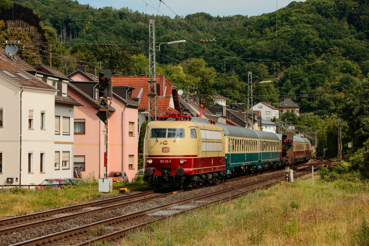 DB 103 113-7 mit Rheingoldzug nach Trier in Oberwinter, Juli 2025.