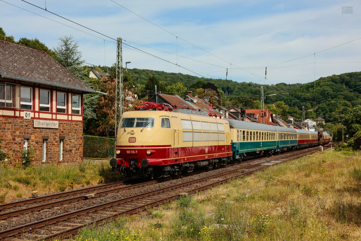 DB 103 113-7 mit Rheingoldzug nach Trier in Oberwinter, Juli 2025.