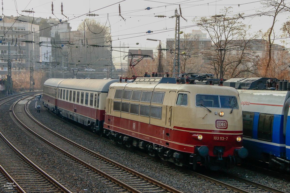DB 103 113-7 mit zwei Rheingoldwagen in Wuppertal, Februar 2018.