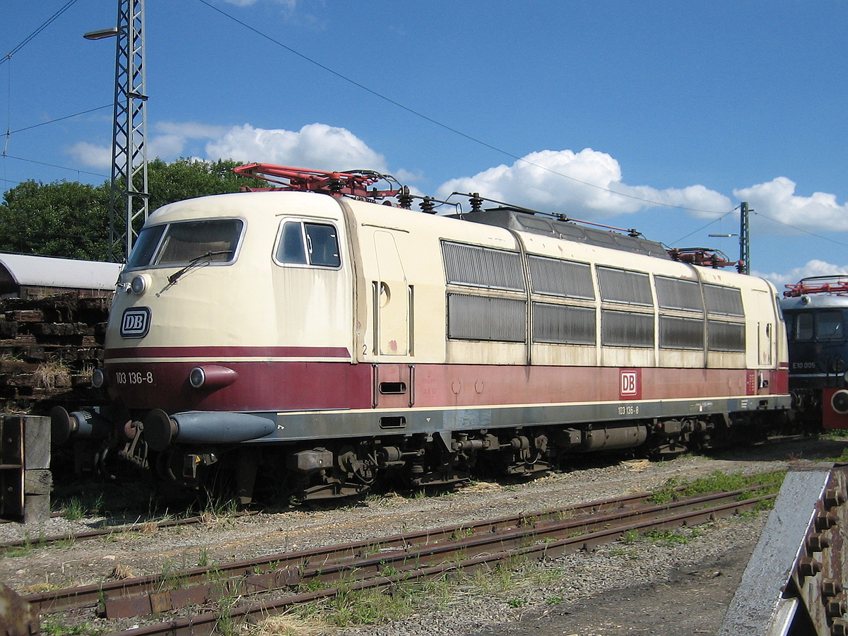 DB 103 136-8 ausgestellt beim Bahnhofsfest in Nördlingen. Aufgenommen am 13.06.2009