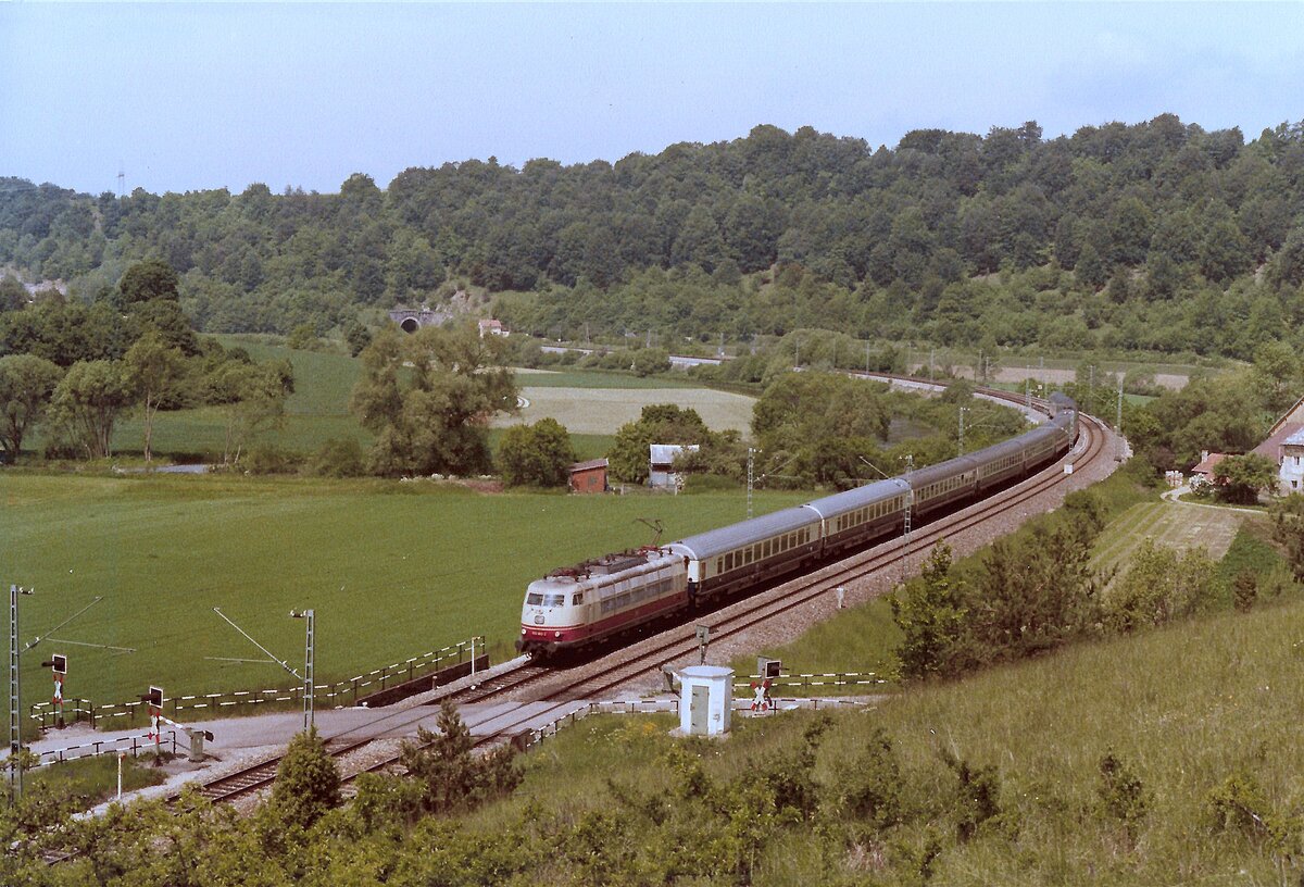 DB 103 182-2 (Bw Hamburg-Eidelstedt) mit IC 565 „Burggraf“ (Köln-München) bei Hagenacker im Altmühltal am 14. Juni 1984.