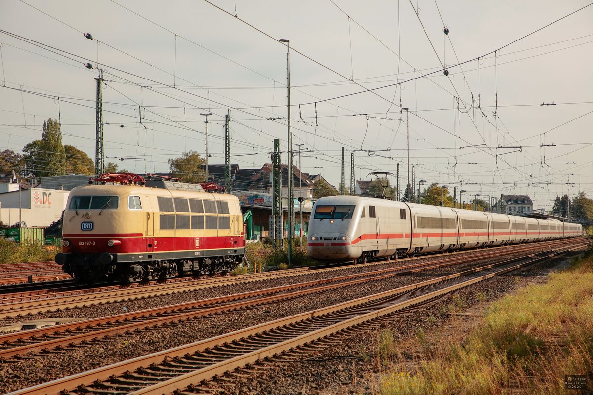 DB 103 197-0 & ICE 401 bei der Ausfahrt in Solingen Hbf, September 2020.