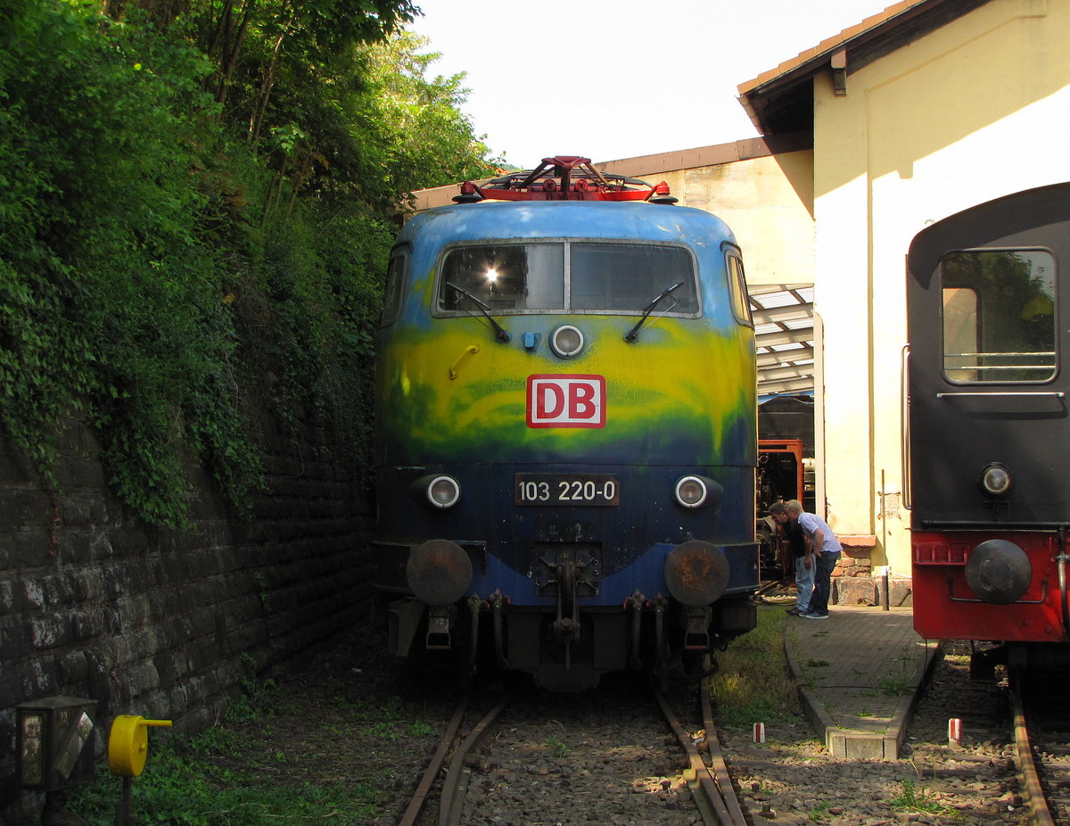 DB 103 220-0 am 07.05.2011 im DGEG-Museum in Neustadt (Weinstr).