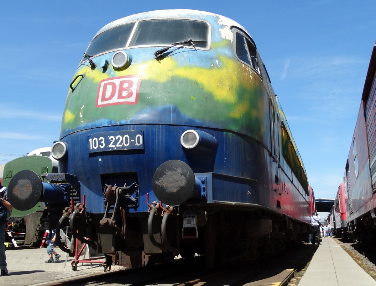 DB 103 220-0 mit Touristik Lackierung die langsam auch abblättert am 14.06.15 in DB Museum Koblenz