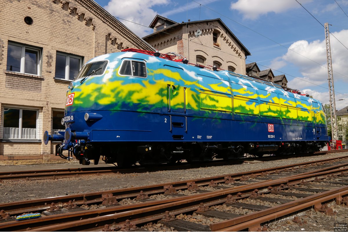 DB 103 220-0  Touristik  als Modell und im Original in Bw Siegen, am 26.08.2018.