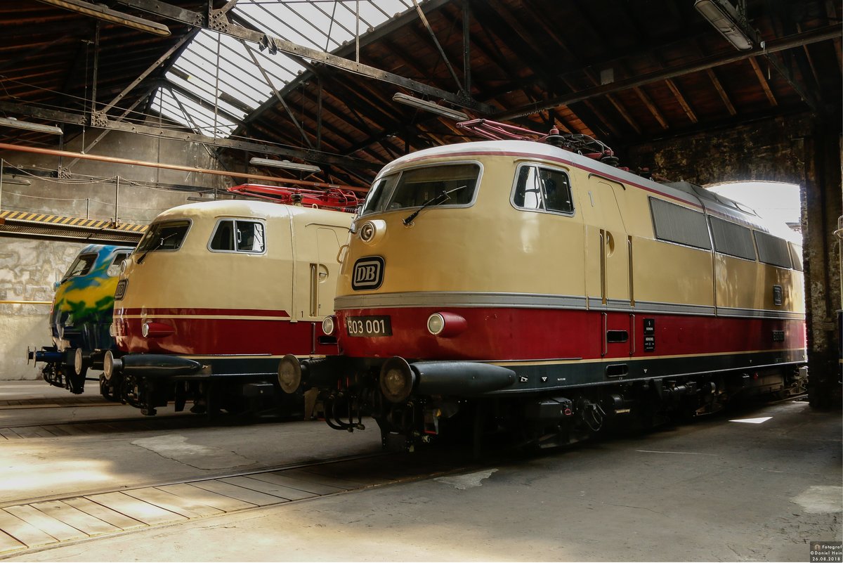 DB 103 220-0  Touristik  links, DB 103 226-7 und E03 001 DB im Bw Siegen, August 2018.
