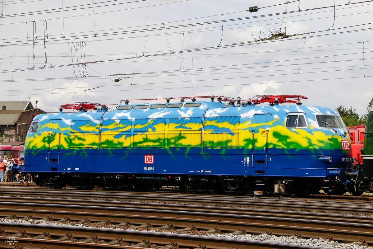 DB 103 220  Touristik  bei der Lokparade im DB Museum Koblenz, am 16.06.2018.